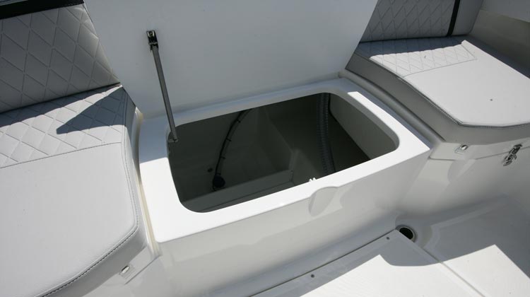 Stern, middle storage compartment